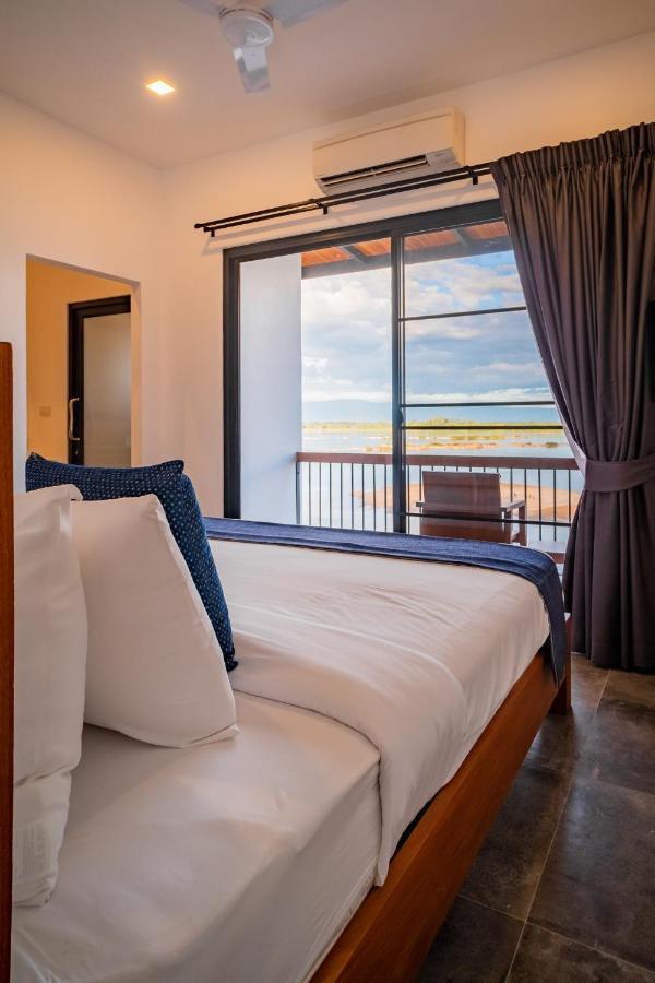فندق The Riviera تشامباساك المظهر الخارجي الصورة