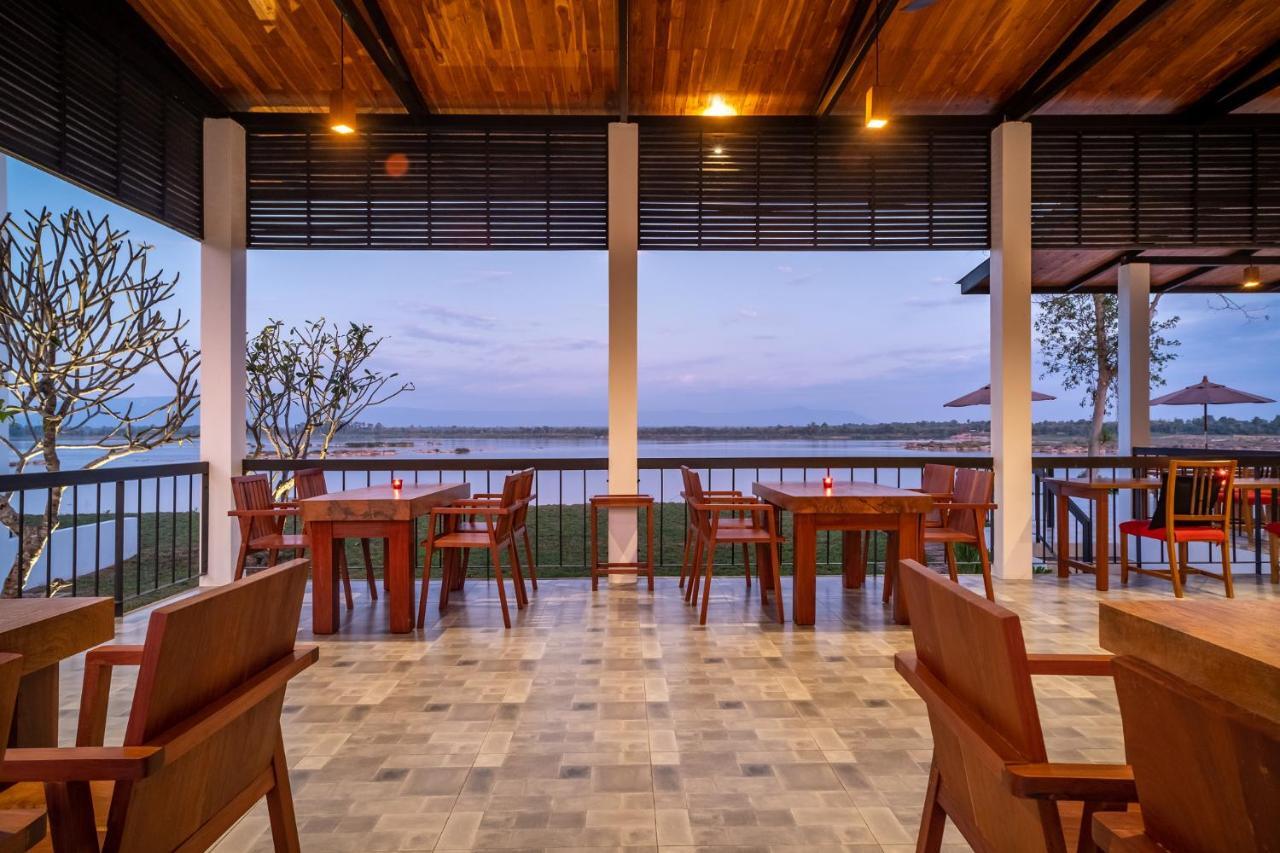 فندق The Riviera تشامباساك المظهر الخارجي الصورة