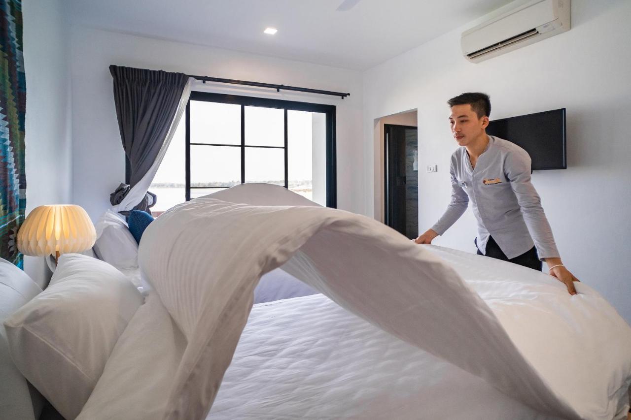 فندق The Riviera تشامباساك المظهر الخارجي الصورة